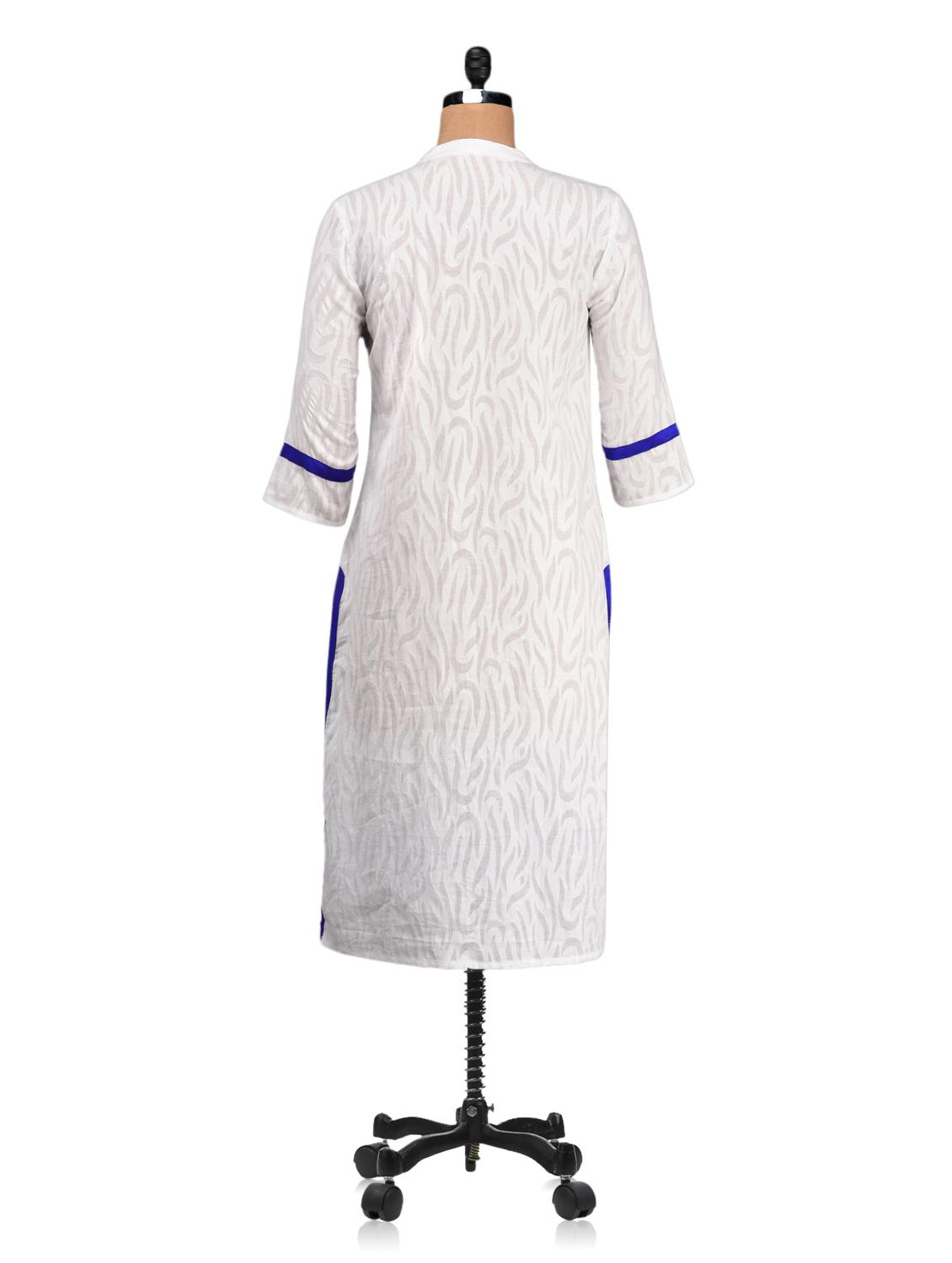 blue placket mandarin collar cotton kurta - 1061394 - Zoom Image - 3