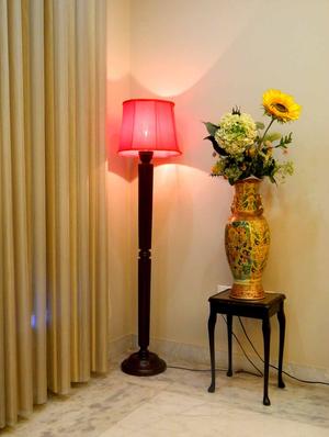 evergreen dark brown mango wood floor lamp with big shade - 10896675 - Standard Image - 2