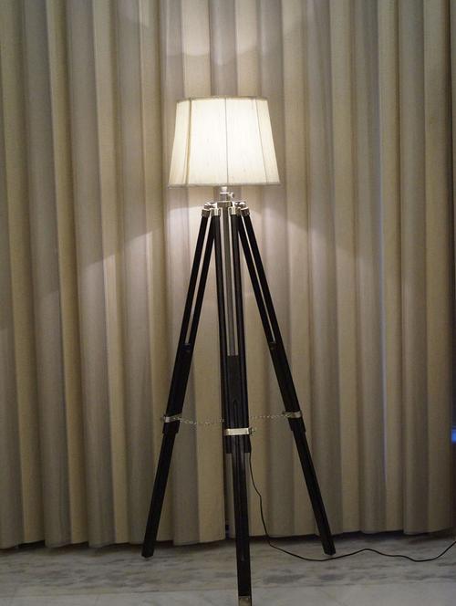 tripod fllor lamp in mango wood with fabric shade - 11106837 - Standard Image - 1