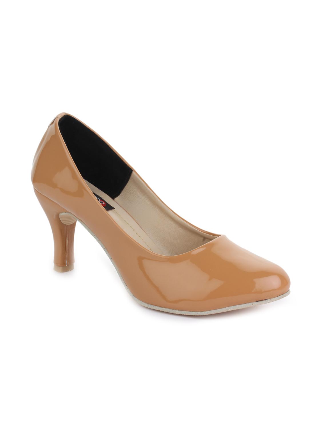 tan leatherette pump