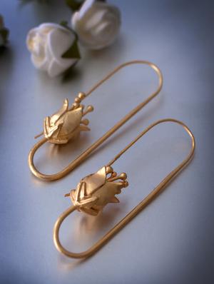 gold metal hoop earrings - 14424347 - Standard Image - 1