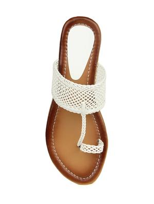 white one toe kolhapuri - 14482082 - Standard Image - 4