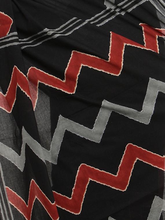 chevron block printed saree with blouse - 14935771 - Zoom Image - 3