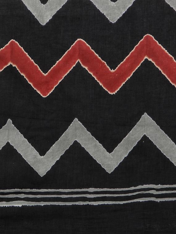 chevron block printed saree with blouse - 14935771 - Zoom Image - 4