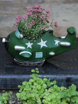 helicopter style green planter pot - 14963867 - Standard Image - 2