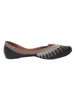 black slip on jutis - 15008522 - Standard Image - 2