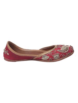red slip on jutis - 15008527 - Standard Image - 2