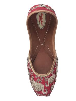 red slip on jutis - 15008527 - Standard Image - 4