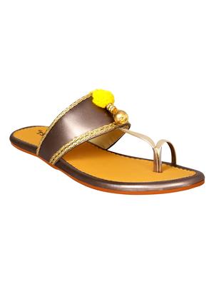 metallic one toe kolhapuri - 15016429 - Standard Image - 1