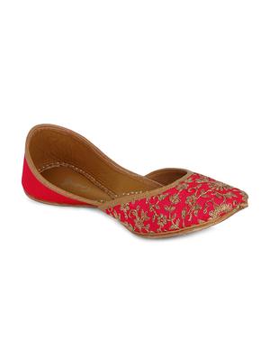Coral Haze Hotpink juttis with gold dori jaal work - 15019799 - Standard Image - 1