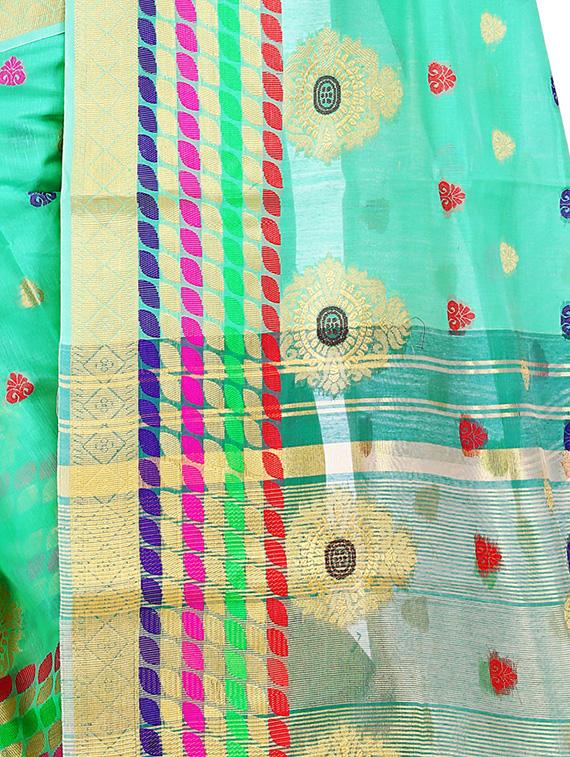 green cotton blend woven saree with blouse - 15086072 - Zoom Image - 3