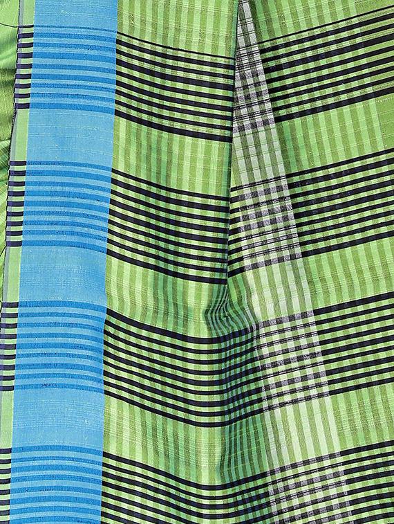 green silk blend woven saree with blouse - 15086096 - Zoom Image - 3