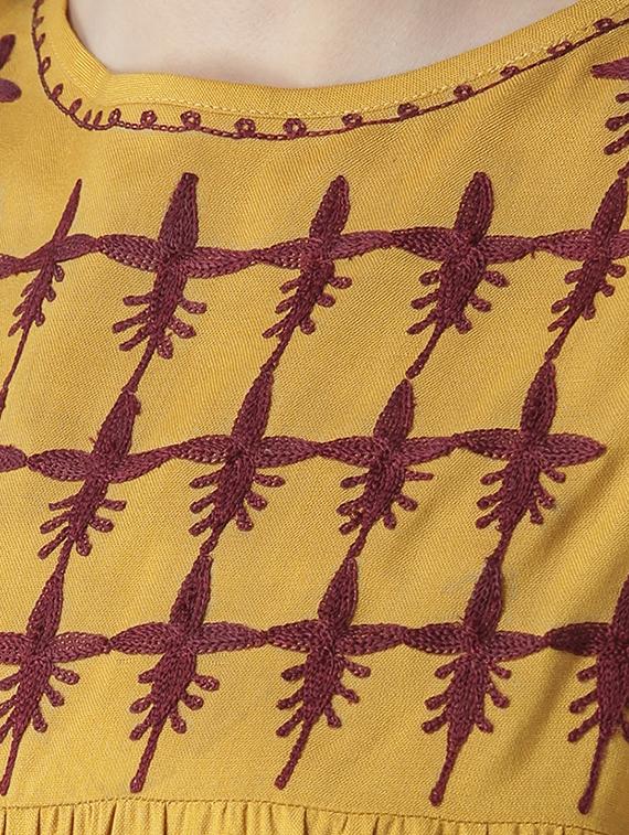 keyhole back embroidered top - 15260025 - Zoom Image - 4
