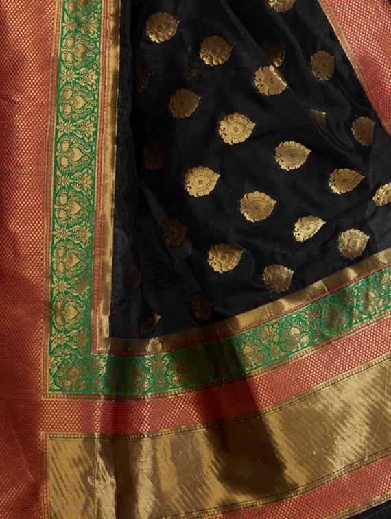 delicate golden border banarasi saree with blouse - 15363691 - Zoom Image - 4