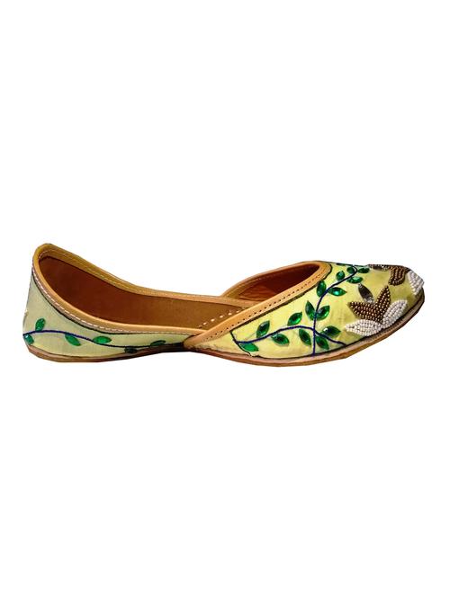 yellow slip on jutis - 15416586 - Very Small Image - 1