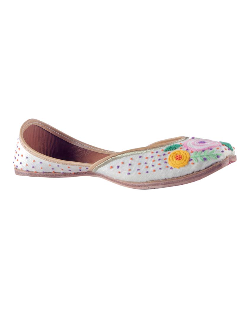white slip on jutis - 15520340 - Zoom Image - 1
