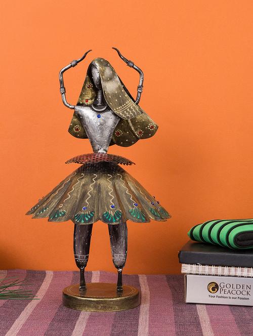 decorative statue - 15645100 - Standard Image - 1