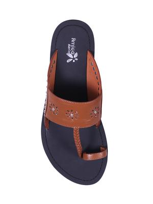 brown one toe kolhapuris - 15650249 - Standard Image - 4