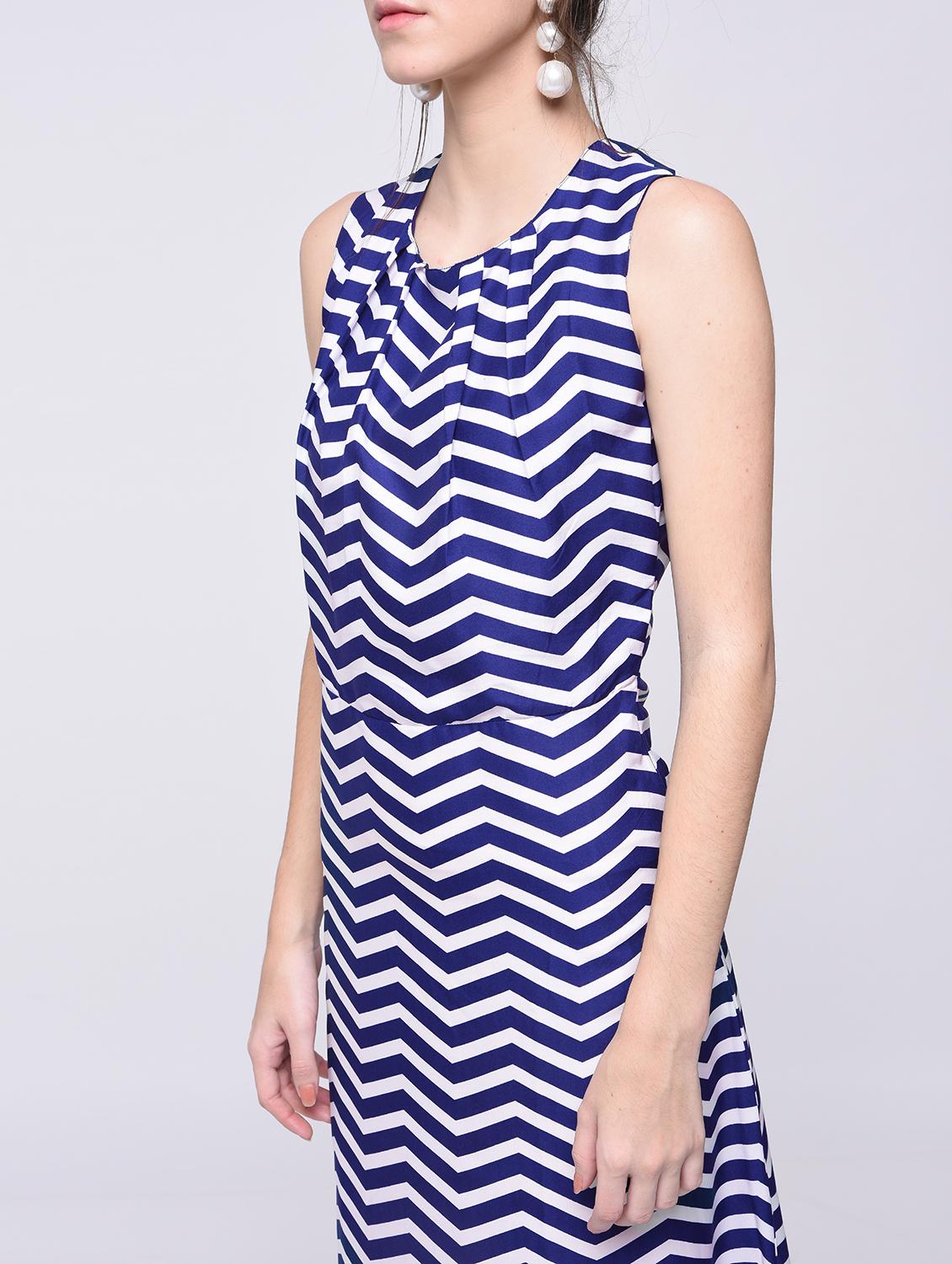pleated neck chevron maxi dress - 15692016 - Zoom Image - 3