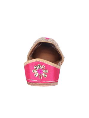pink slip on jutis - 15710874 - Standard Image - 3