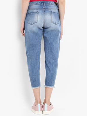 frayed distressed cropped jeans - 15721906 - Standard Image - 3