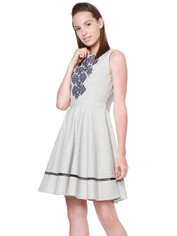 lace detail embroidered flared dress - 15790828 - Zoom Image - 2