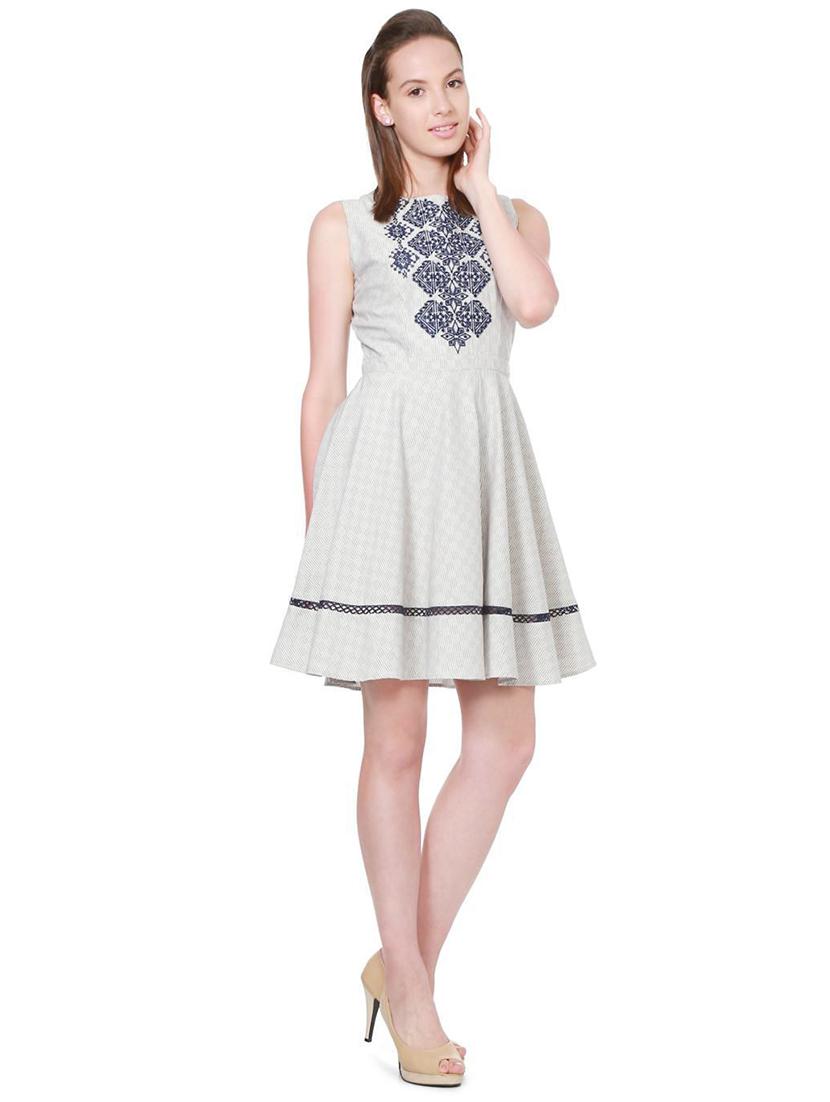 lace detail embroidered flared dress - 15790828 - Zoom Image - 4