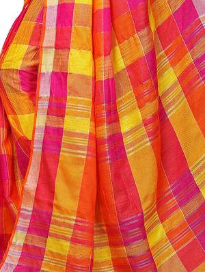 contrast shades linen checkered handloom saree with blouse - 15798622 - Standard Image - 4