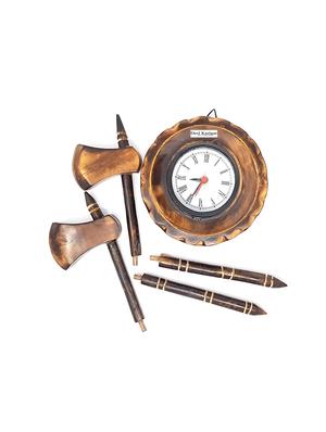 antique axe analog wall clock - 15811658 - Standard Image - 2