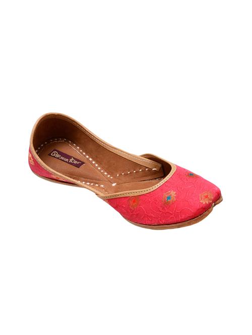 pink slip on jutis - 15897345 - Standard Image - 1