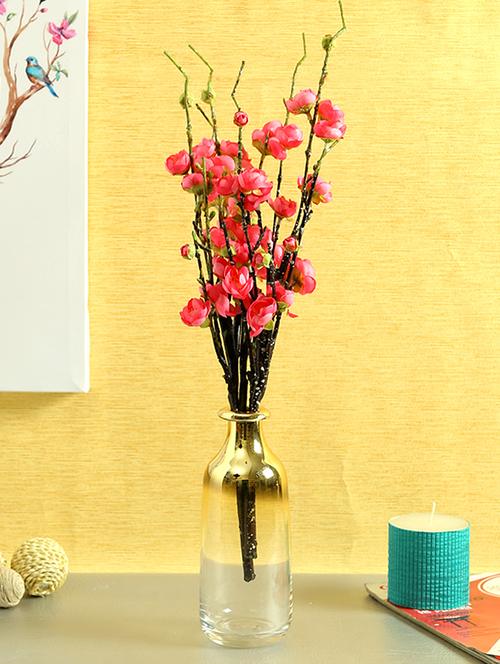 delicate gold polish table vase in glass - 15938988 - Standard Image - 1