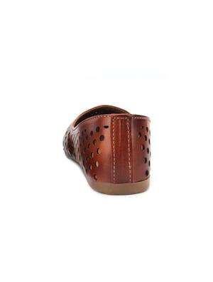 brown slip on jutis - 15967692 - Standard Image - 3