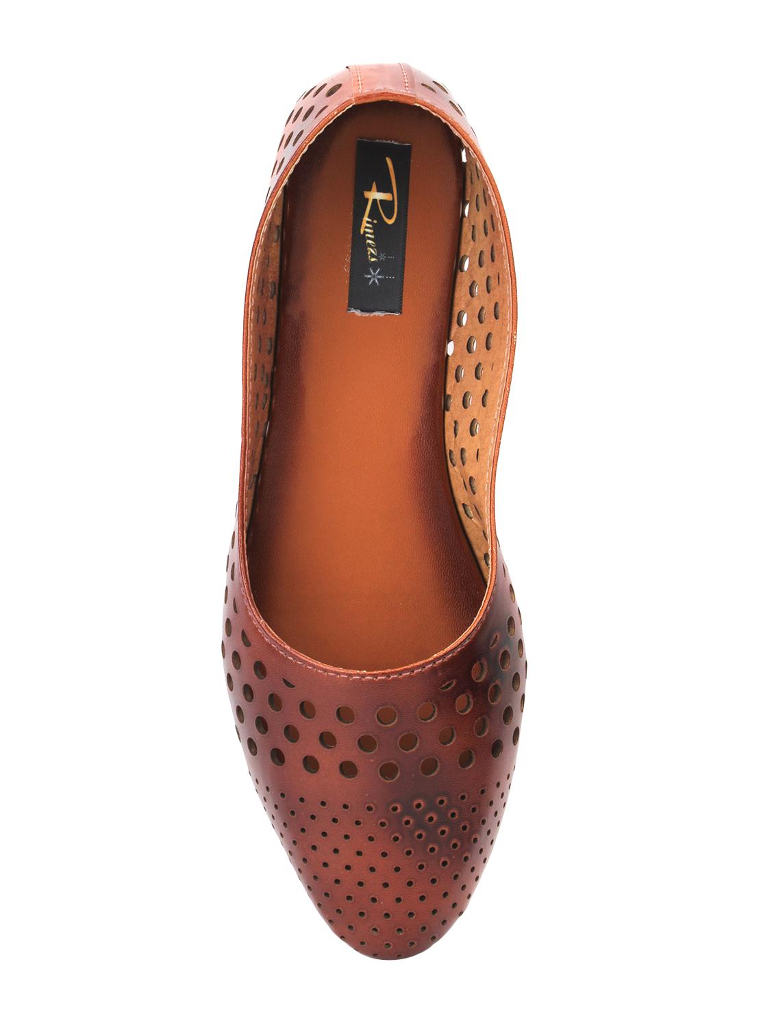 brown slip on jutis - 15967692 - Zoom Image - 4