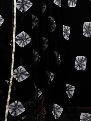 lace border tie & dye saree with blouse - 15997671 - Standard Image - 4