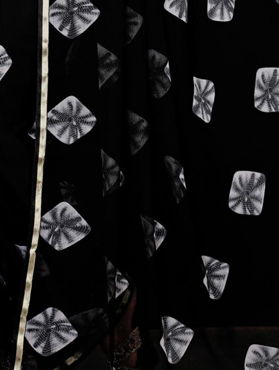 lace border tie & dye saree with blouse - 15997671 - Zoom Image - 4