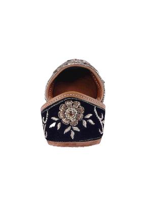black slip on jutis - 15998408 - Standard Image - 3