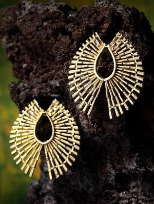 gold metal drop earring - 15999855 - Standard Image - 3