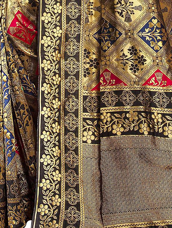 floral zari motif gold banarasi saree with blouse - 16007977 - Zoom Image - 2