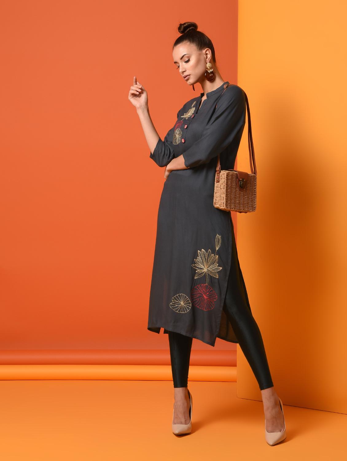 embroidered straight kurta - 16124507 - Zoom Image - 4