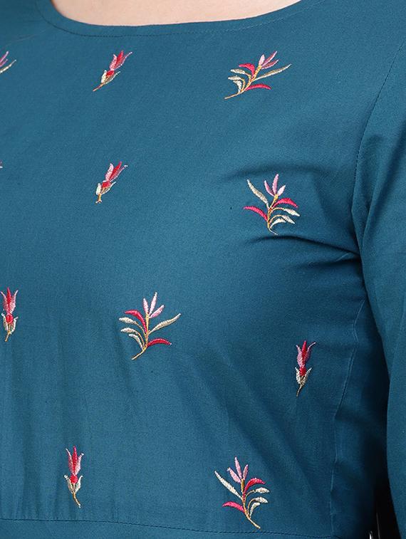 embroidered a-line kurta - 16237448 - Zoom Image - 4
