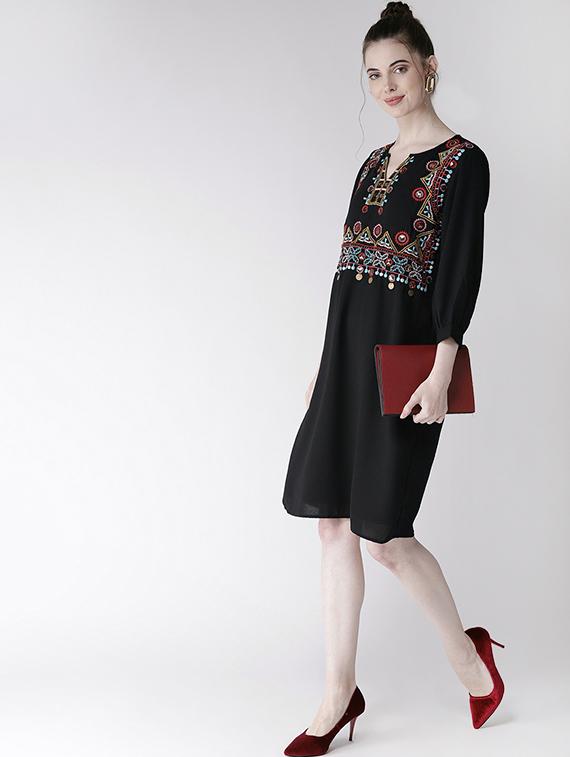 notch neck embroidered shift dress - 16286178 - Zoom Image - 4