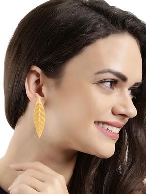gold metal drop earring - 16330816 - Standard Image - 3