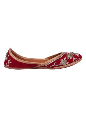 msc red slip on jutis - 16548905 - Standard Image - 2