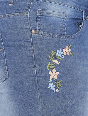 mid rise embroidered plus capri - 16612104 - Standard Image - 5