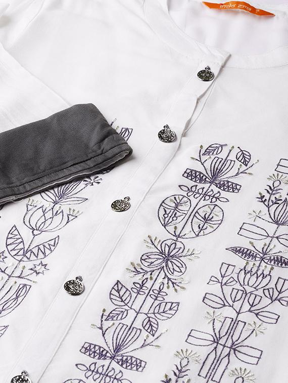 soild embroidered straight kurta - 16659121 - Zoom Image - 4