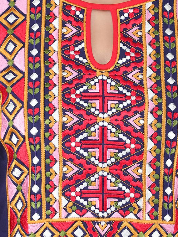 embroidered flared kurta - 16666647 - Zoom Image - 4