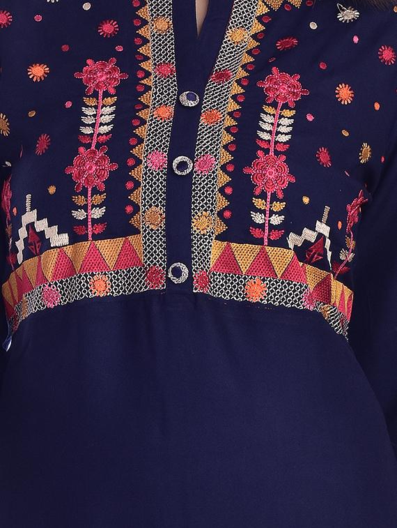 embroidered a-line kurta - 16717046 - Zoom Image - 4