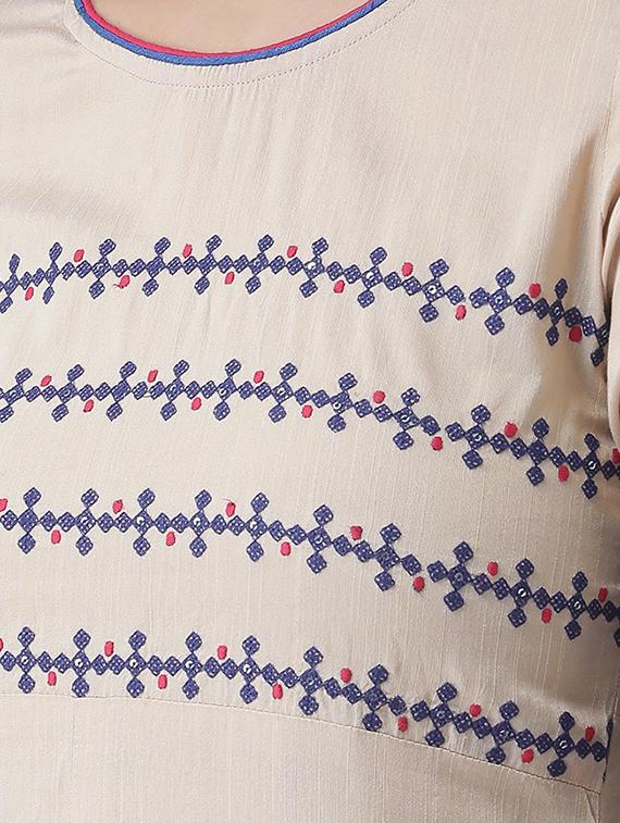 embroidered straight kurta - 16719442 - Zoom Image - 4