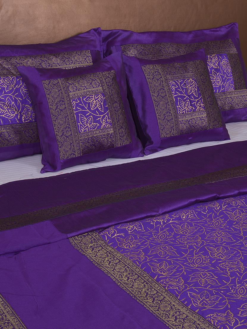 polysilk hand gold print bed cover with 2 pillow cover & 2 cushion cover - 16736871 - Zoom Image - 3