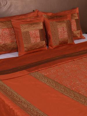polysilk hand gold print bed cover with 2 pillow cover & 2 cushion cover - 16736872 - Standard Image - 3